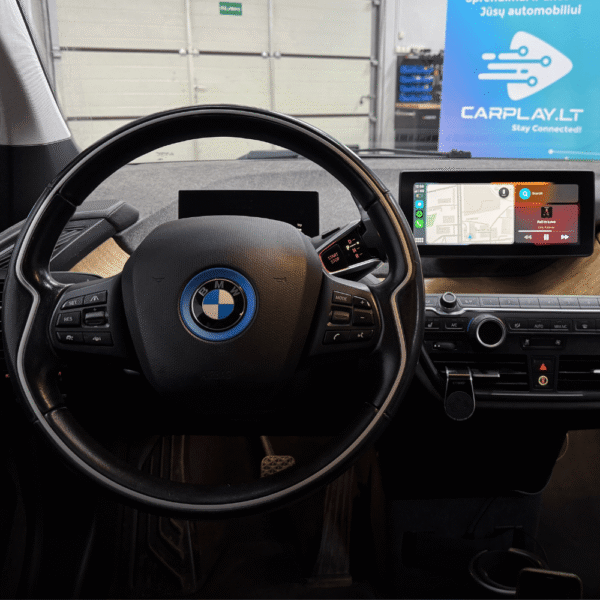 BMW I3 automobilyje integruota Apple Carplay funkcija nekeičiant originalaus head unit