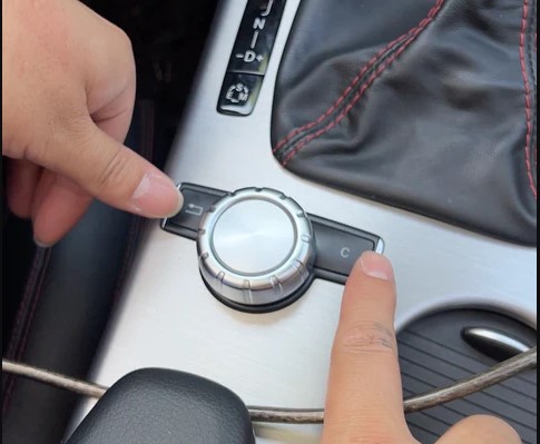Mercedes Return ir C mygtukai TV funkcijai aktyvuoti