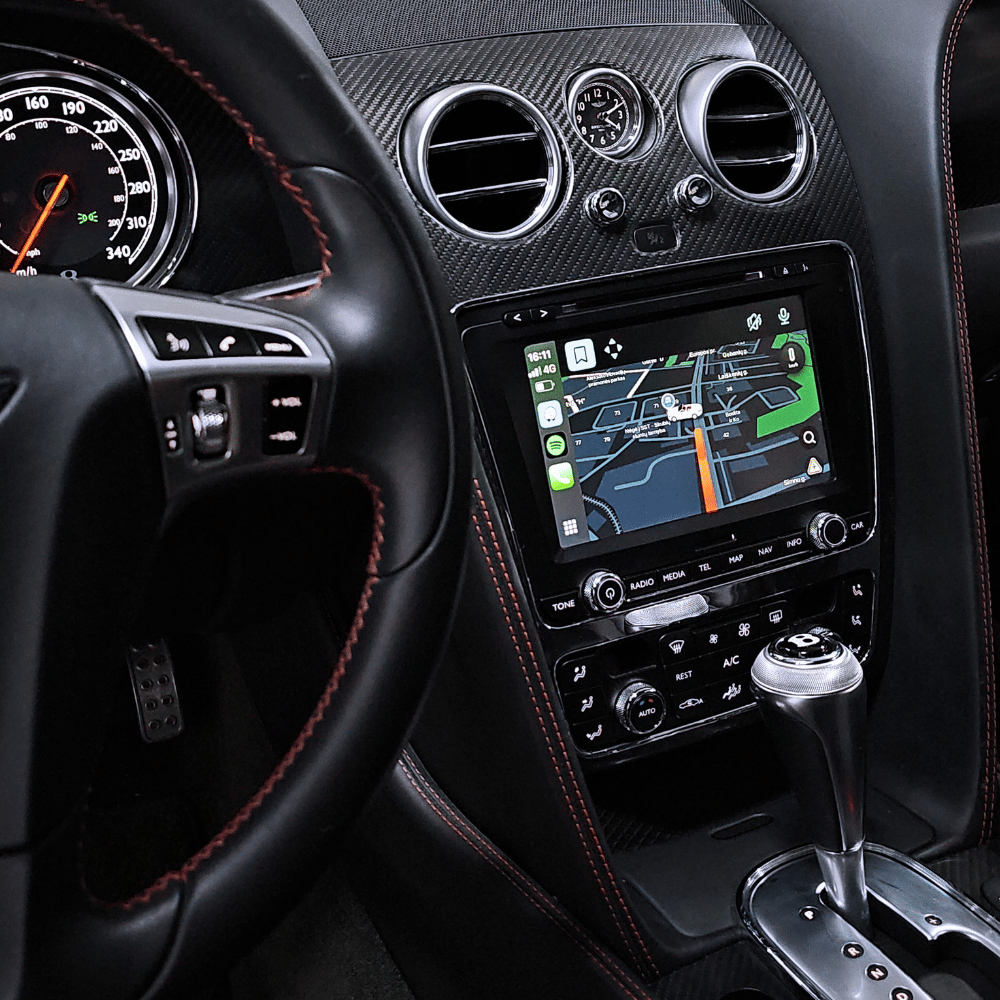 Bentley automobilyje veikianti navigacija Waze su Carplay moduliu.