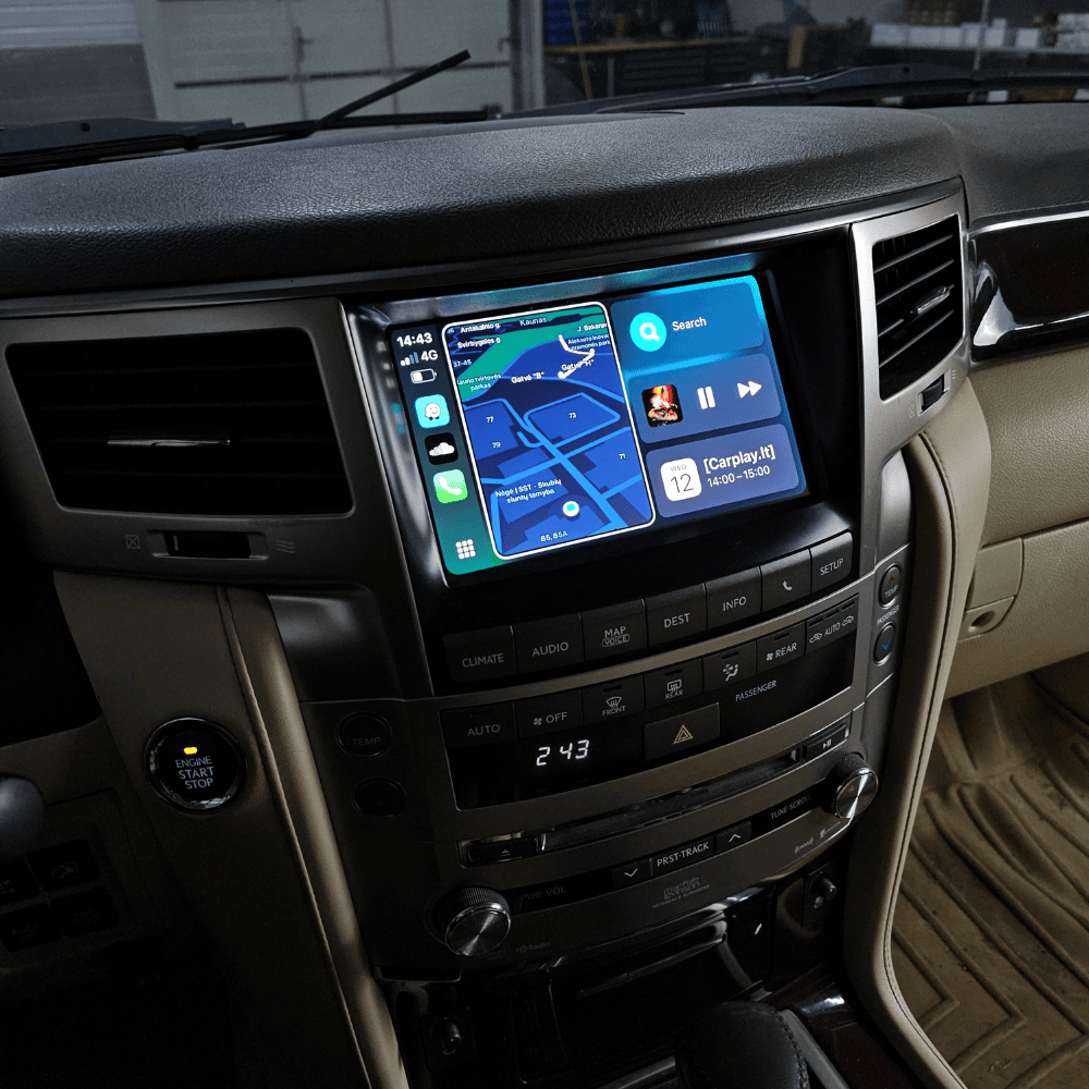 Lexus LX 570 automobilio originaliame multimedijos ekrane integruotas modulis leidžia naudotis Apple Carplay ir Waze navigacija