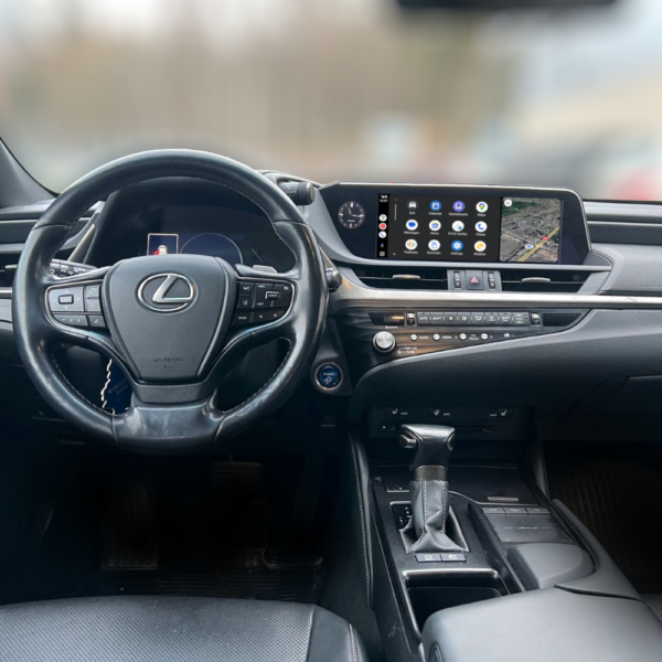 Lexus ES su android auto funkcija originialiame multimedijos ekrane. Multimedija su programėlėmis ir navigacija