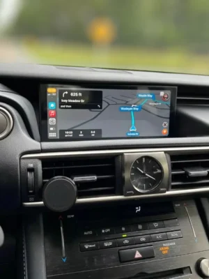Lexus IS waze navigacija multimedijos ekrane