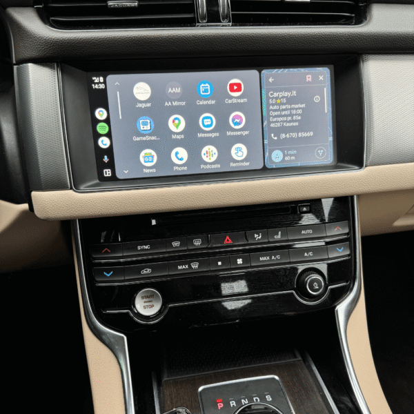 Jaguar automobilio multimedijos ekrane originalus Android Auto su programėlėmis ir split funkcija.