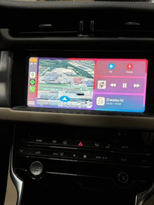 Jaguar automobilio multimedijos ekrane originalus Apple Carplay su programėlėmis ir split funkcija.