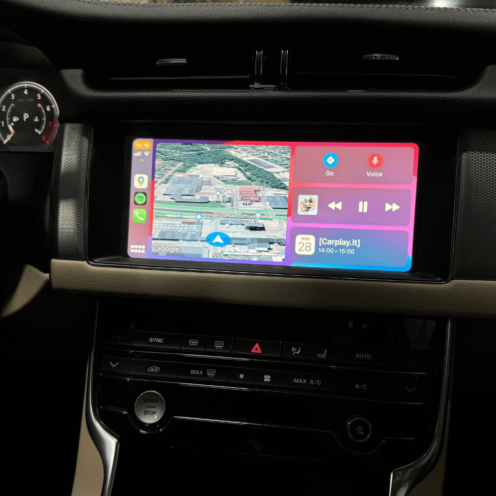 Jaguar automobilio multimedijos ekrane originalus Apple Carplay su programėlėmis ir split funkcija.