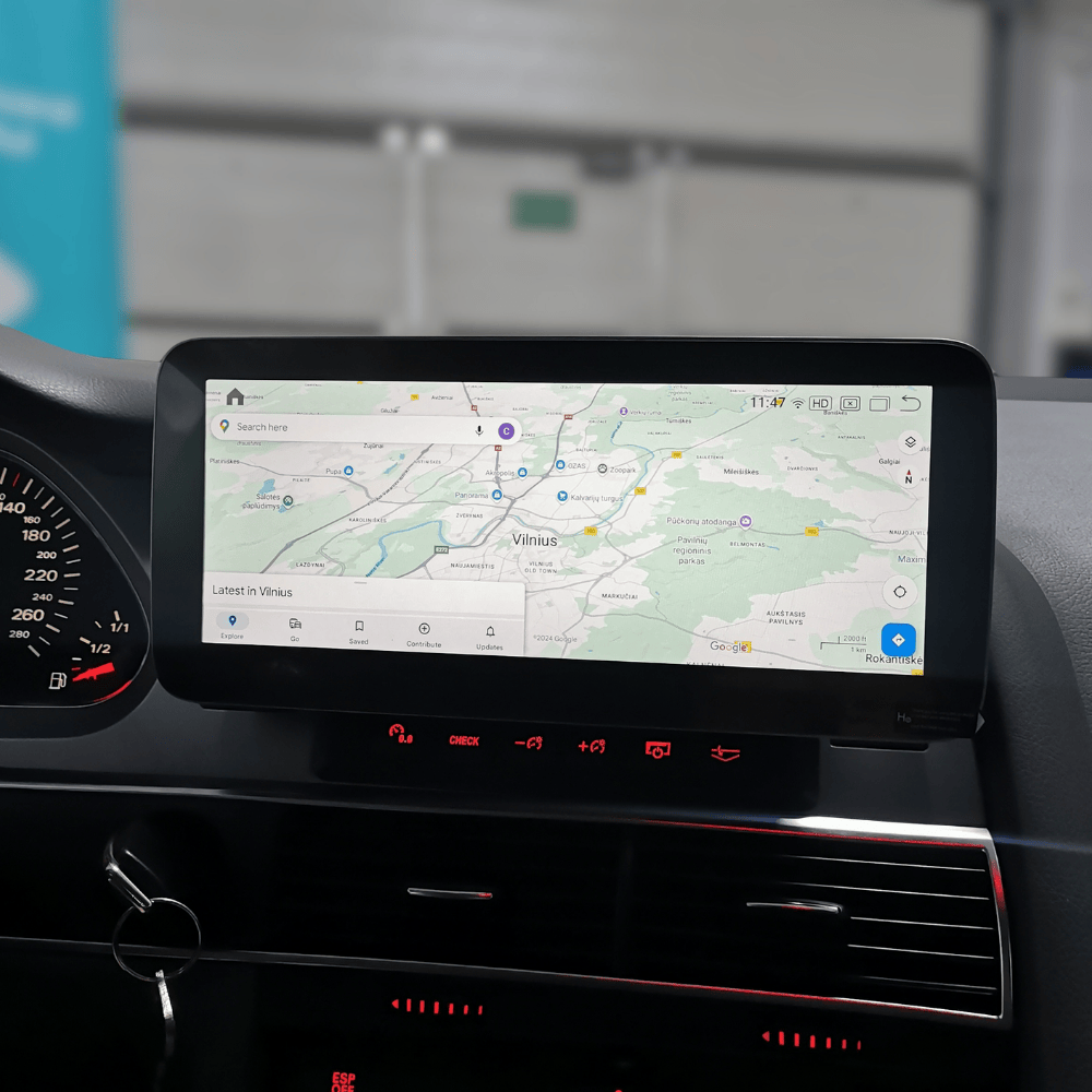Žemėlapio programėlės instaliavimas į didelį multimedijos ekraną su didelės raiškos vaizdu.