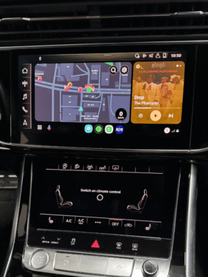 Android Auto split screen navigacija ir spotify multimedijos ekrane.