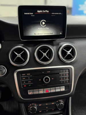 Aktyvuotas Apple Carplay veikimas Mercedes automobilyje.