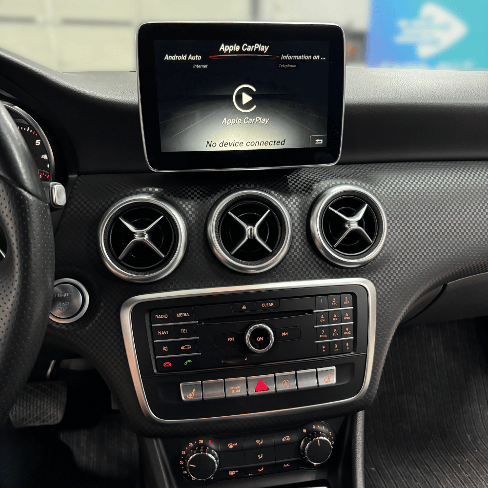 Aktyvuotas Apple Carplay veikimas Mercedes automobilyje.