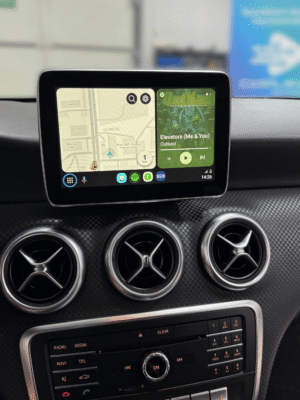 Mercedes automobilis su NTG 5.1 multimedijos sistema palaiko Android Auto funkciją, waze programėlę ir spotify.