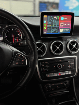 Mercedes automobilis su NTG 5.1 multimedijos sistema palaiko Apple Carplay funkciją, waze programėlę.