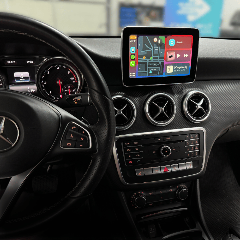 Mercedes automobilis su NTG 5.1 multimedijos sistema palaiko Apple Carplay funkciją, waze programėlę.