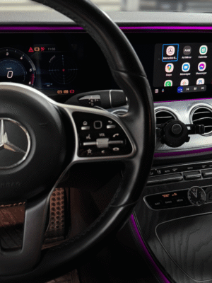 Įjungtas Android Auto meniu vaizdas multimedijos ekrane.