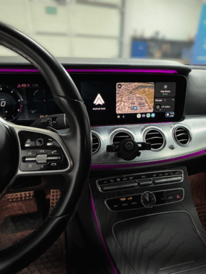 Mercedes automobilyje veikiantis Android Auto su navigacijos vaizdu ir programėlėmis