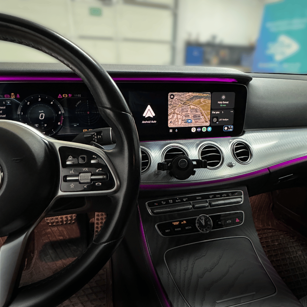 Mercedes automobilyje veikiantis Android Auto su navigacijos vaizdu ir programėlėmis