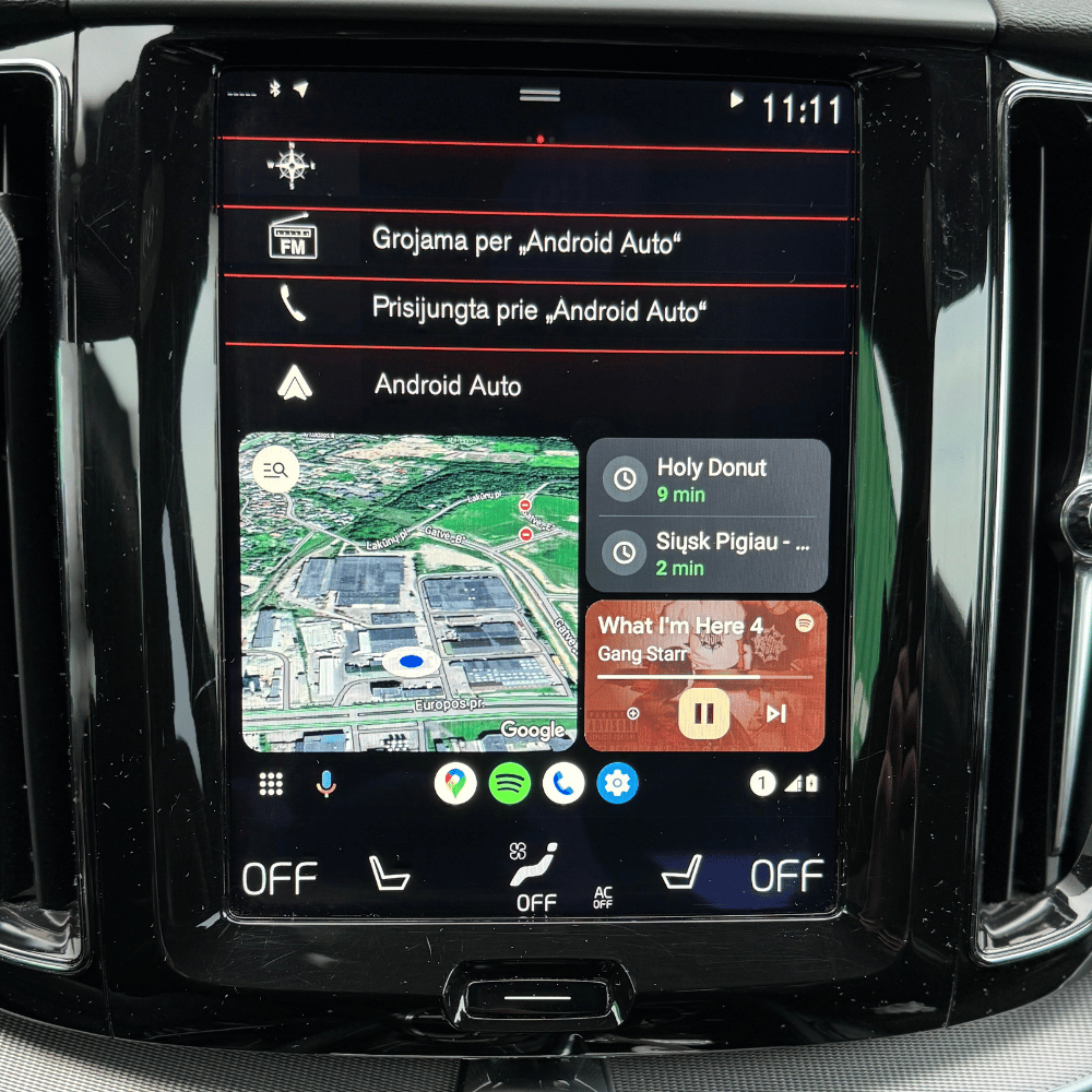 Po aktyvacijos multimedijoje suskirstyos programėlės: navigacijos vaizdas padalintas kartu su spotify.