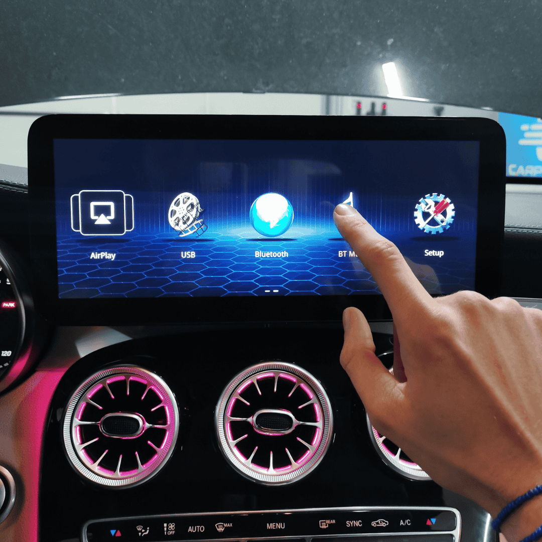 Ranka liečiamas multimedijos ekranas vaizduoja lietimui jautrią funkciją.