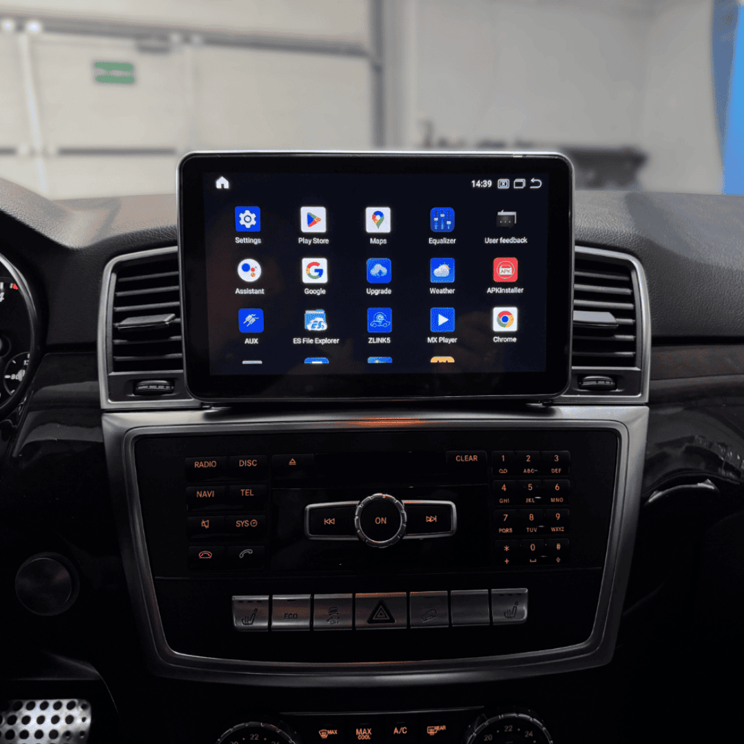 Mercedes ML automobilyje sumontuota multimedijos sistema rodo naujas programėles kaip: chrome, play store, garso valdymą ir kt.