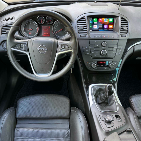Opel Insignia automobilyje su NAVI multimedijos sistema integruota belaidė Apple Carplay funkcija.