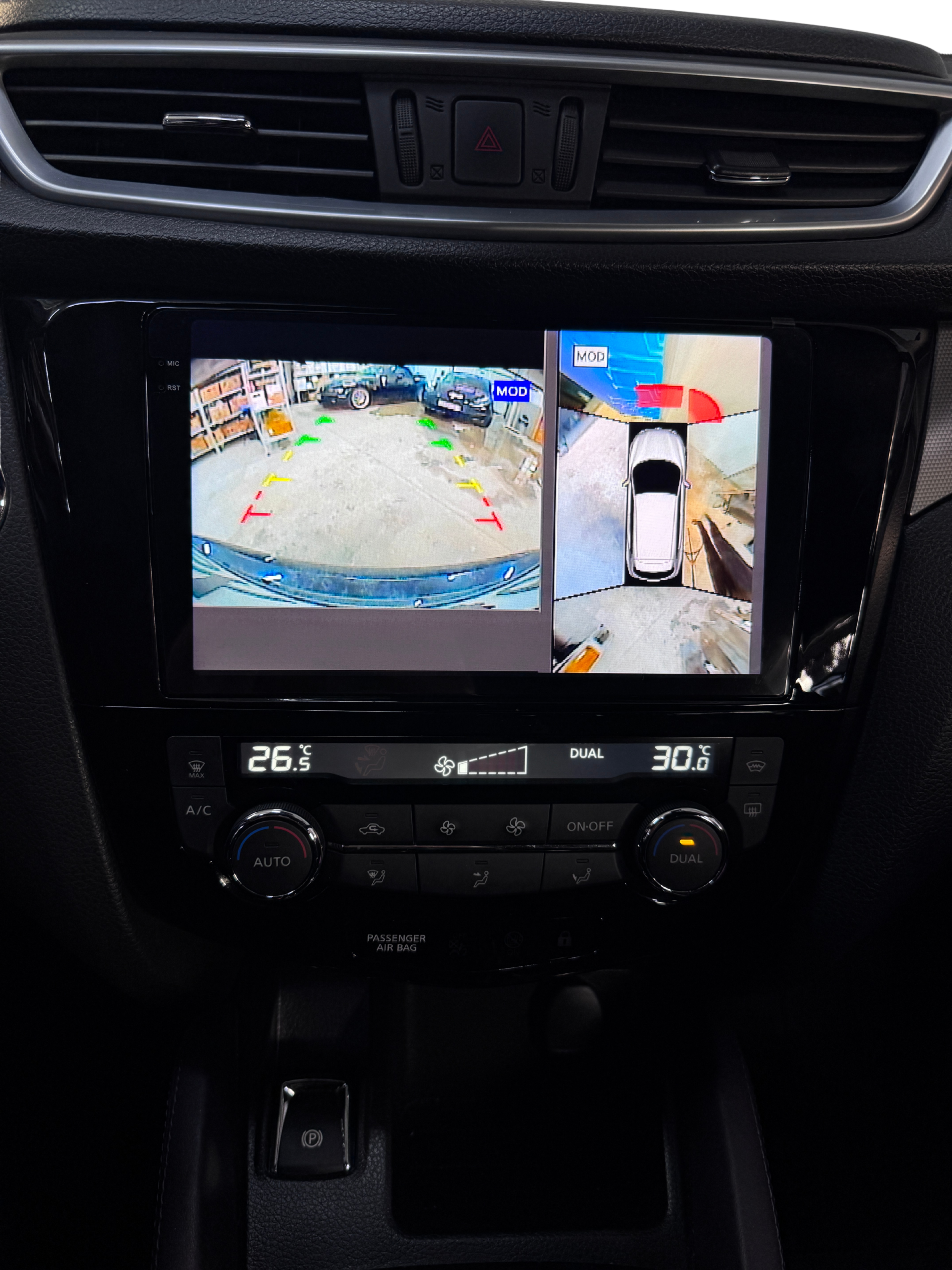 Original Nissan reversing and 360-degree camera display on the replacement touchscreen