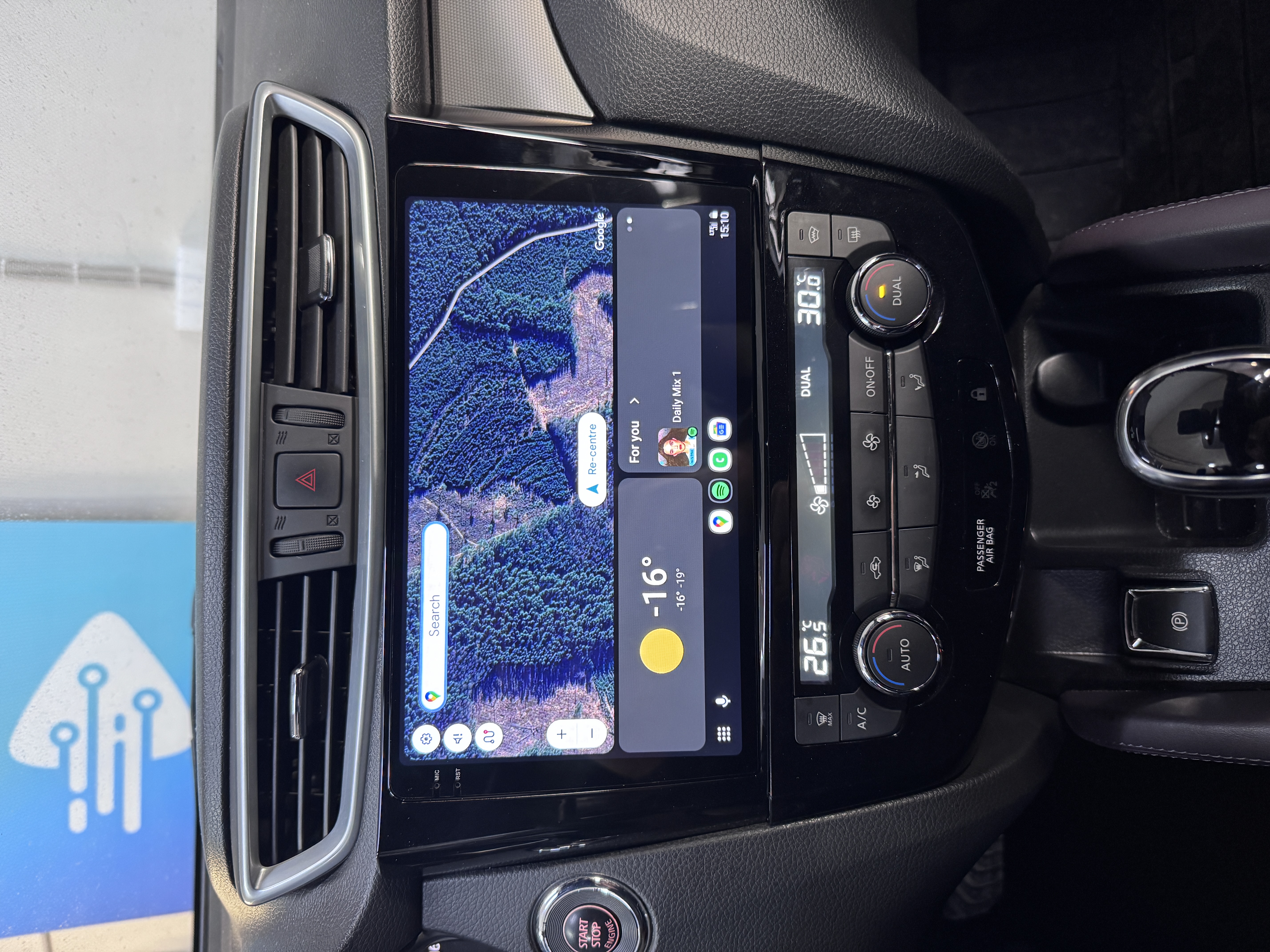 Complete Nissan Qashqai dashboard with the installed 9-inch or 10-inch touchscreen