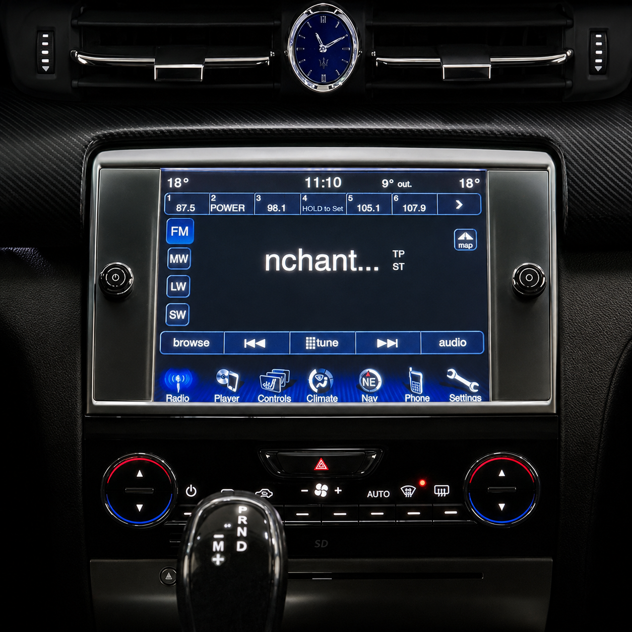 Suderinama Maserati Quattroporte 2012–2016 m. originali multimedija su mygtukais abiejose ekrano pusėse
