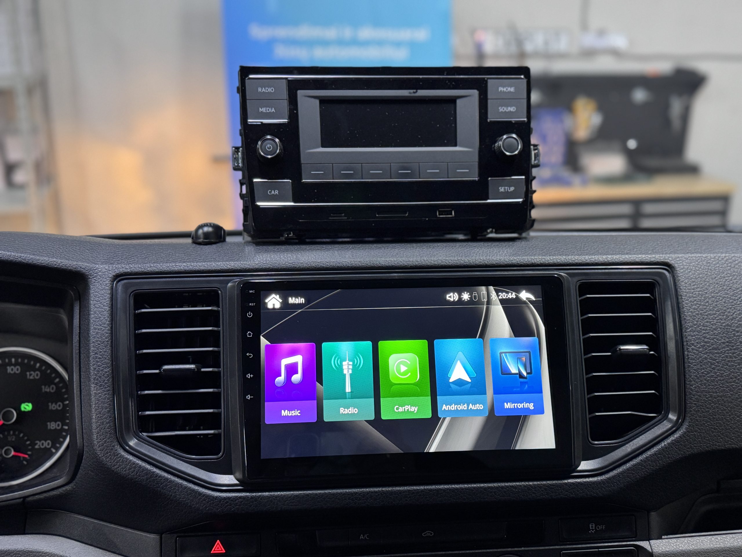 Universali CarPlay Android Auto multimedija sumontuota automobilio prietaisų skydelyje